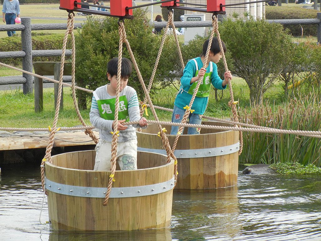 水上アスレチックを楽しむ子どもたち／鬼怒グリーンパーク水上アスレチック（栃木県／高根沢町）