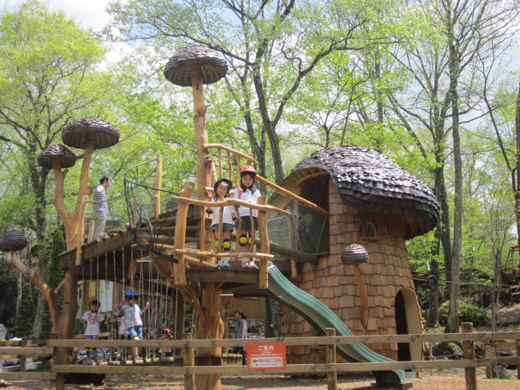 巨大なキノコの形をした秘密基地で遊ぶ子どもたち/軽井沢おもちゃ王国(群馬県/妻恋村)