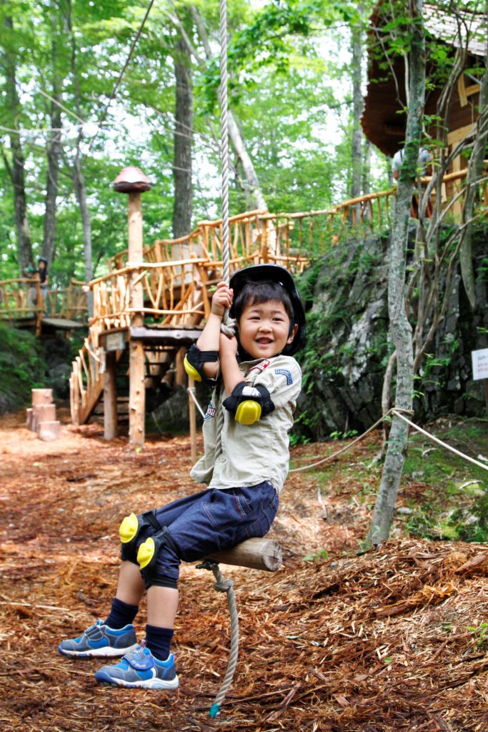 ターザン気分のジップロープで遊ぶ子ども/軽井沢おもちゃ王国(群馬県/妻恋村)