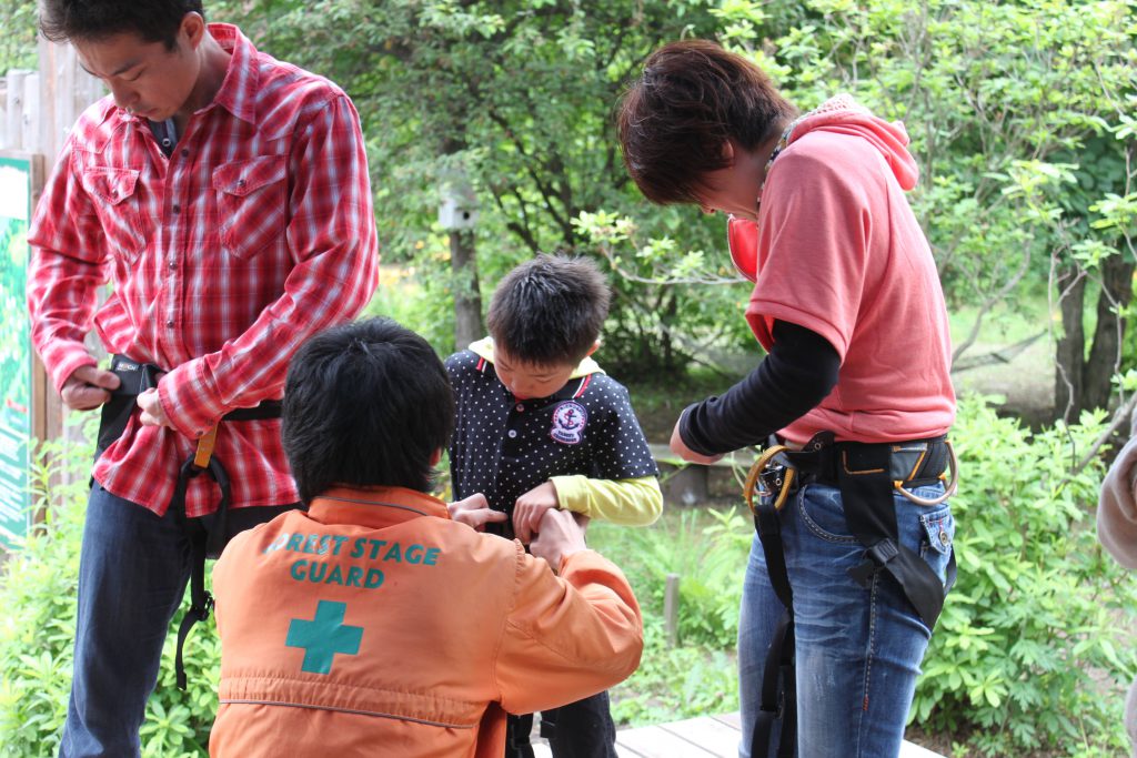 ハーネスを付けて安全確認/草津フォレストステージ(群馬県/草津町)