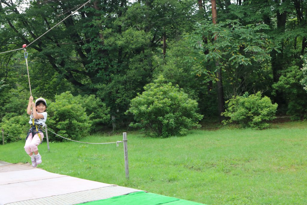 ジップラインに挑戦する子ども/草津フォレストステージ(群馬県/草津町)