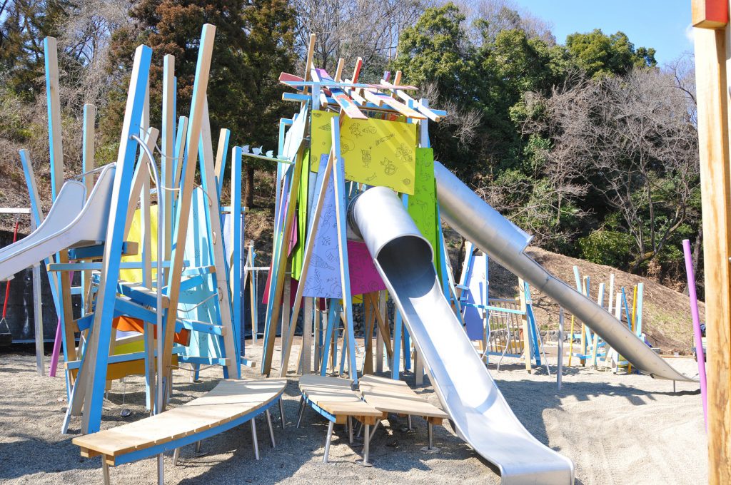 ジャングルジムとすべり台を組み合わせたような個性的な遊具／観音山公園ケルナー広場（群馬県／高崎市）