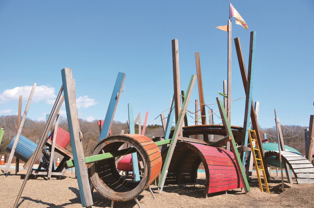 木の柱や板のトンネルを組み合わせた個性的な遊具／観音山公園ケルナー広場（群馬県／高崎市）