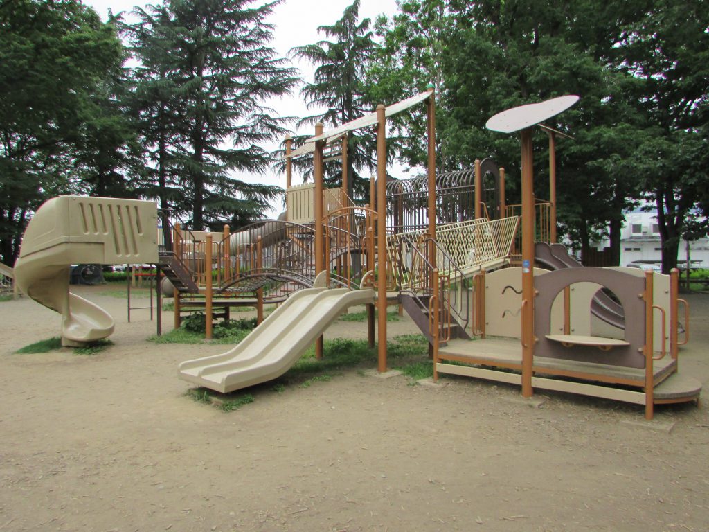 螺旋やトンネルになったすべり台などの複合遊具/伊佐沼公園(埼玉県/川越市)