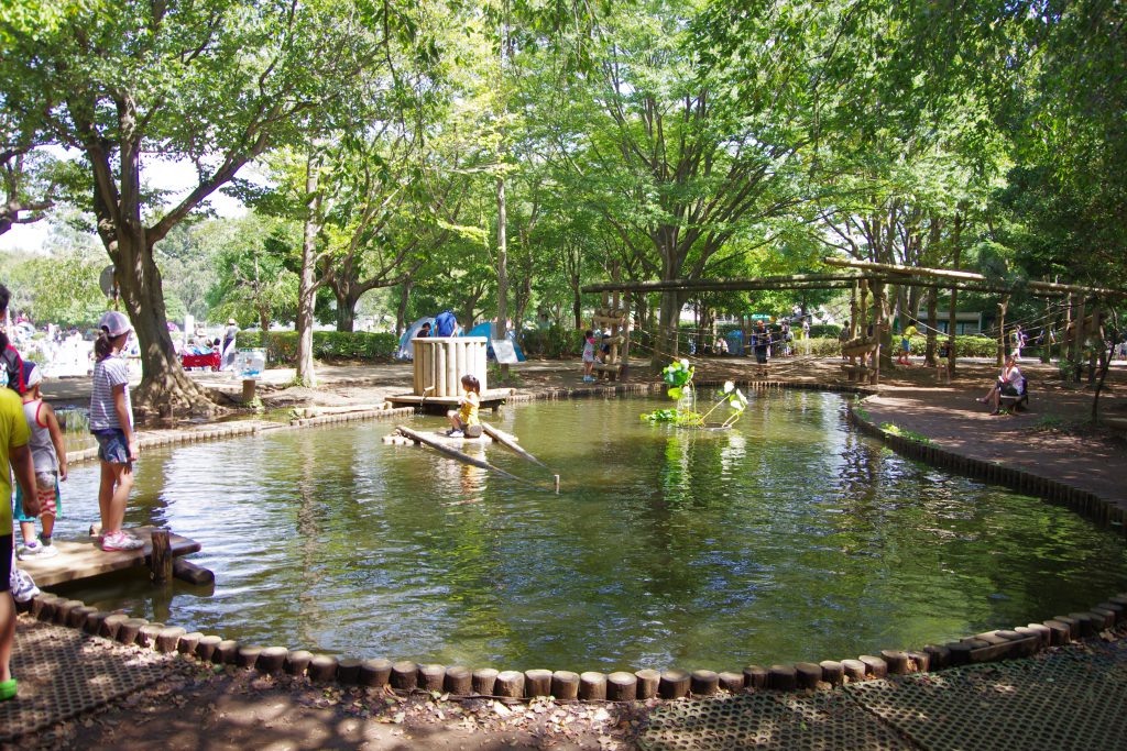 イカダを漕いで池を一周／ふなばしアンデルセン公園（千葉県船橋市）
