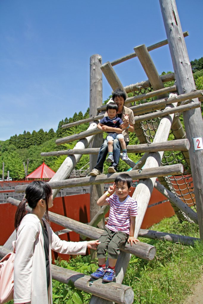 最初の難関峠越えを楽しむ親子／ロマンの森共和国（千葉県／君津市）