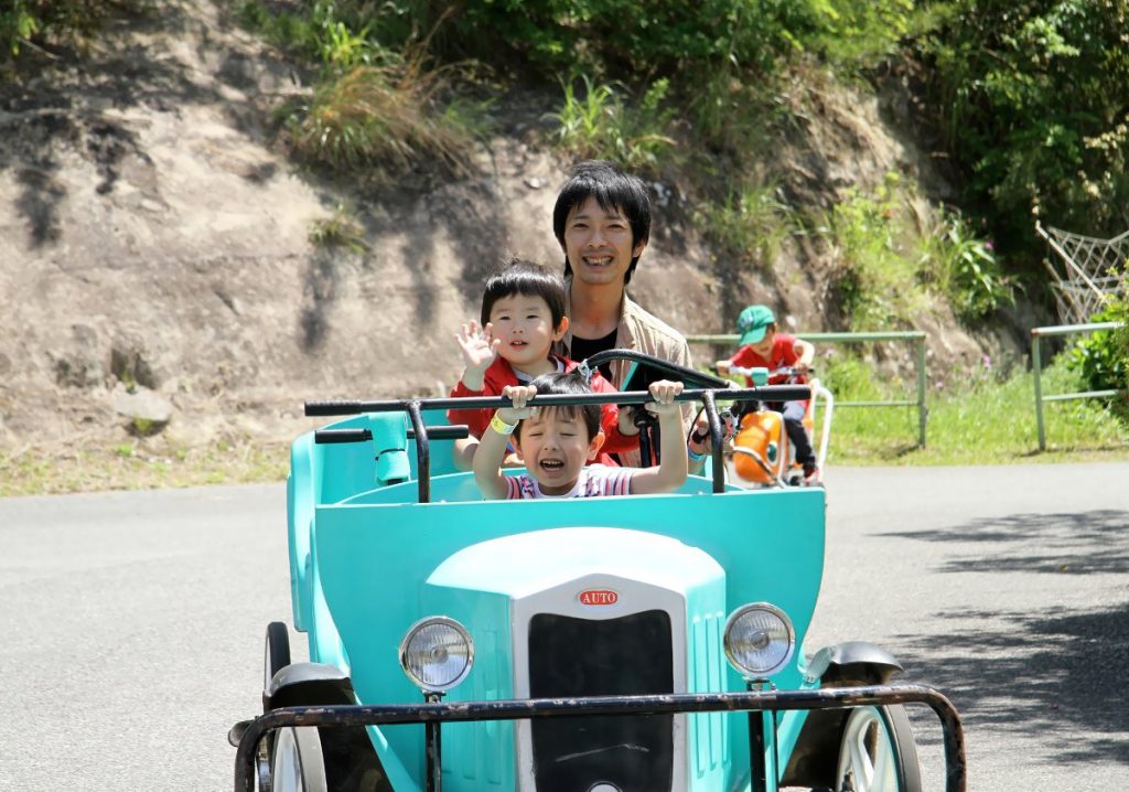 オモシロ自転車に乗る親子／ロマンの森共和国（千葉県／君津市）