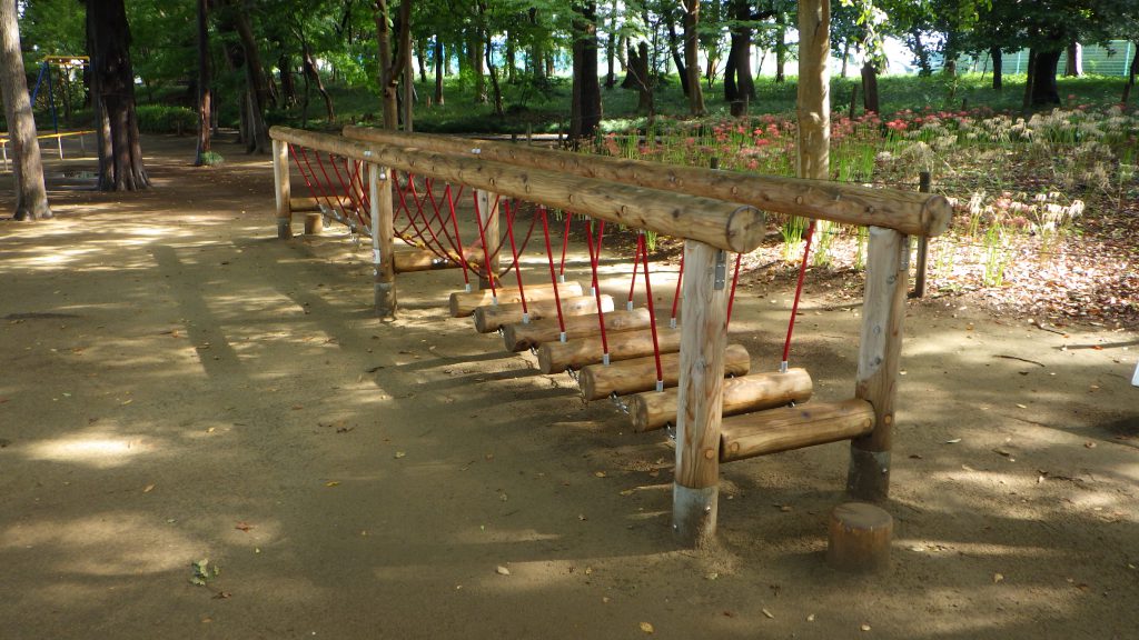 揺れる丸太を歩くハラハラステップ／東部スポーツパーク（千葉県松戸市）