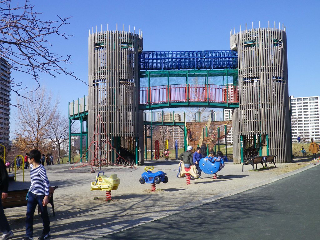子どもに大人気の「ツインタワー」／汐入公園（東京都／荒川区）