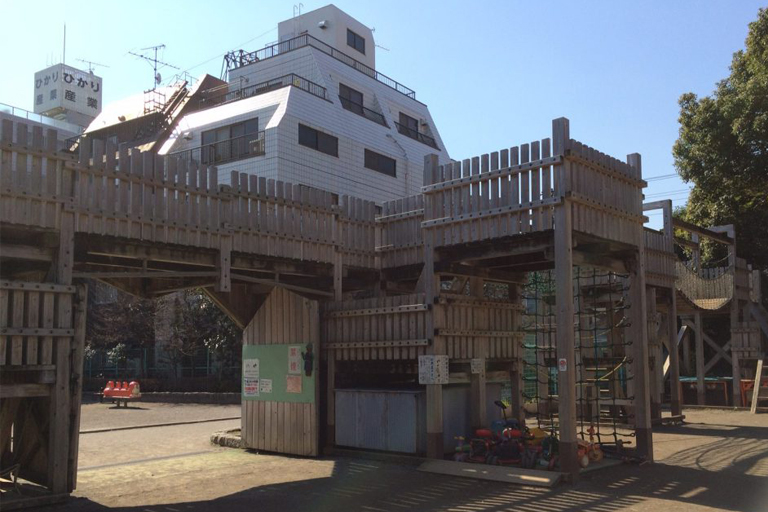 門と一体になったアスレチック／わんぱく天国（東京都／墨田区）