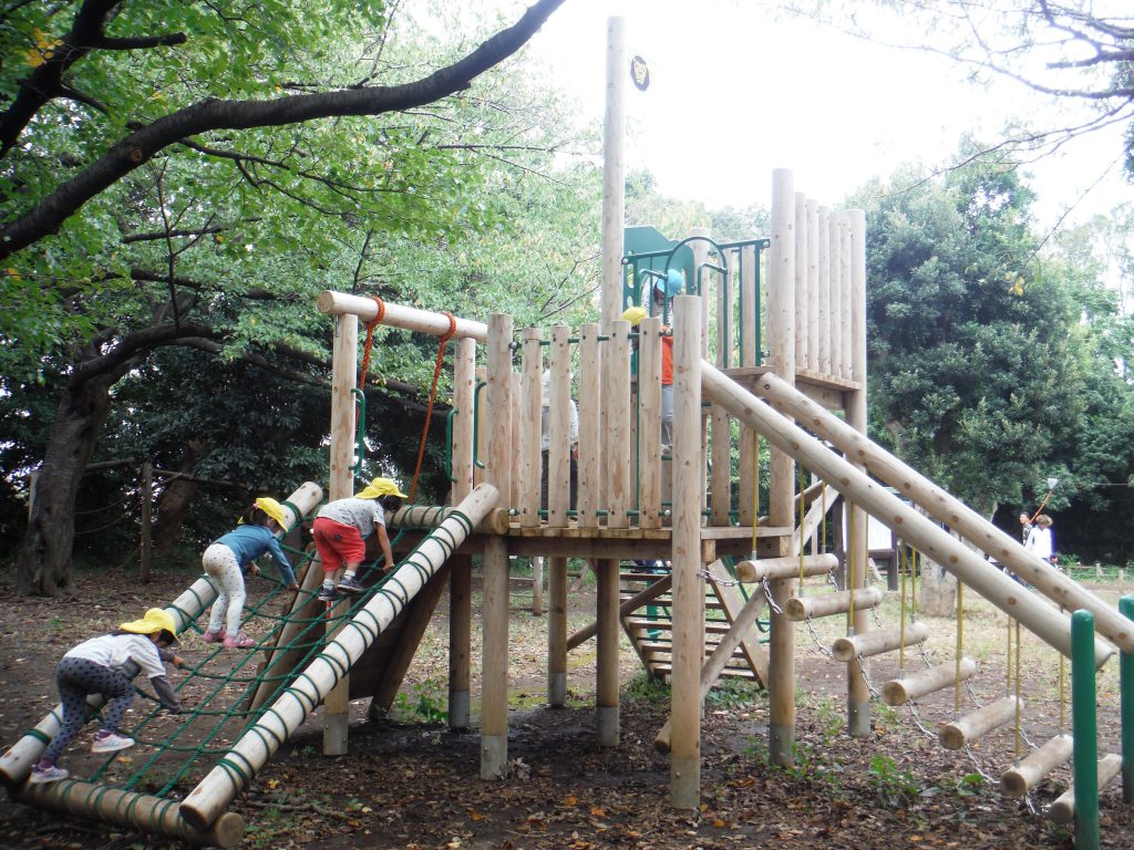 アスレチック遊具に上る子どもたち／大蔵運動公園（東京都／世田谷区）