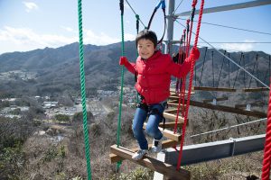 神奈川県のアスレチック17選!空中コースやジップライン、公園の無料大型遊具も