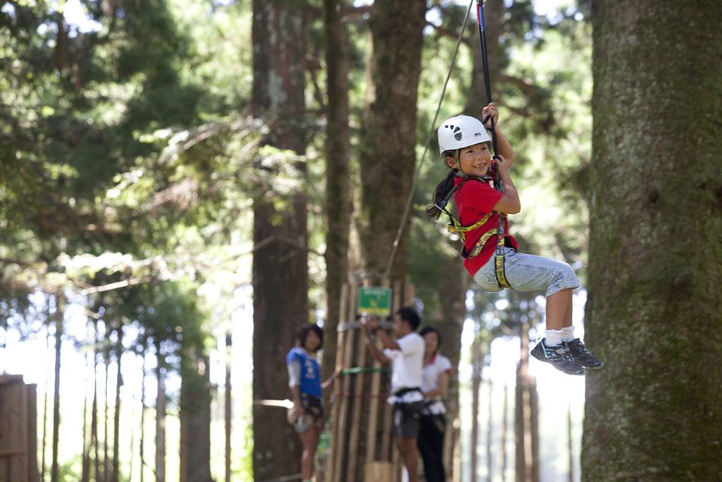 ジップスライドをする女の子/フォレストアドベンチャー・小田原(神奈川県/小田原市)