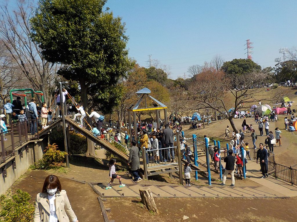 大型遊具「忍者とりで」は子どもがいっぱい/岸根公園(神奈川県/横浜市)