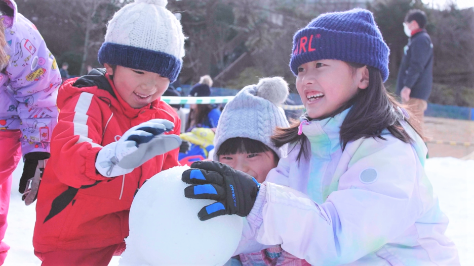 雪だるまを作る子ども達/六甲山スノーパーク（兵庫県/神戸市）