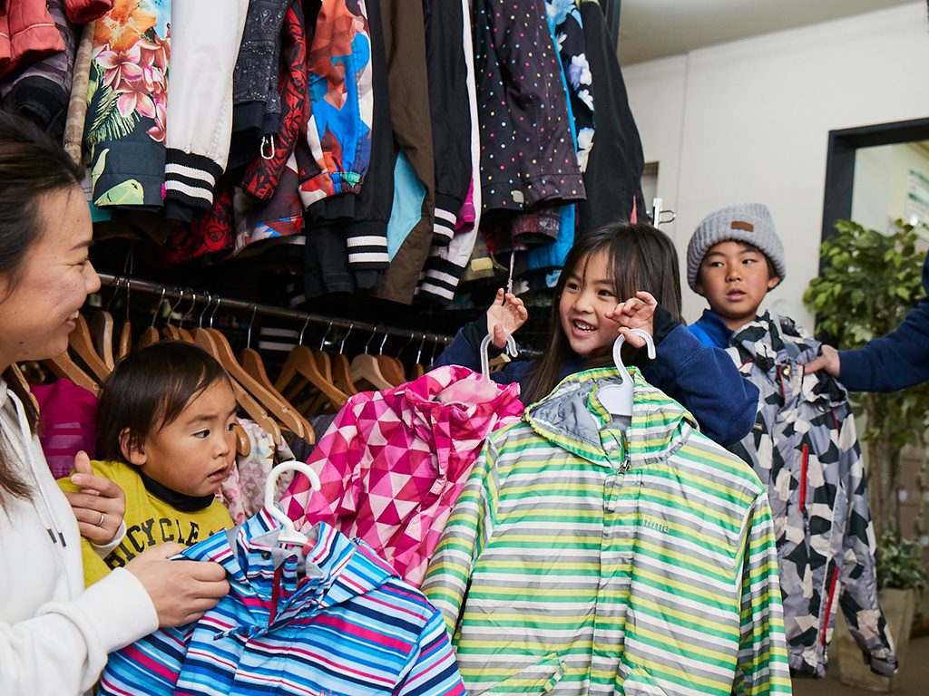 スキーウェアを選ぶ子ども達/六甲山スノーパーク（兵庫県/神戸市）