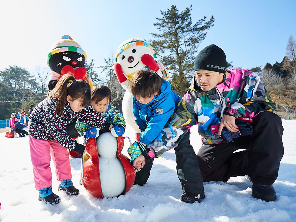 雪だるま作りをする子ども/六甲山スノーパーク（兵庫県/神戸市）