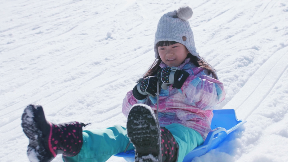 雪ぞりで遊ぶ子ども/六甲山スノーパーク（兵庫県/神戸市）