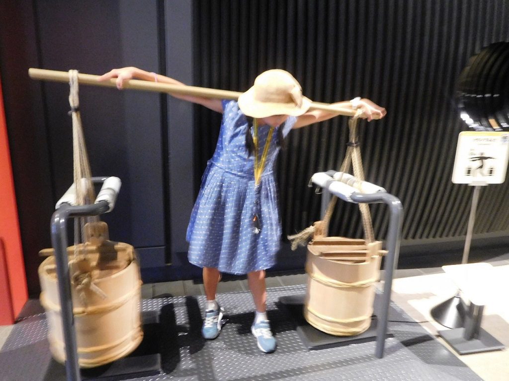 肥桶をかつぐ体験/江戸東京博物館(東京都/墨田区)