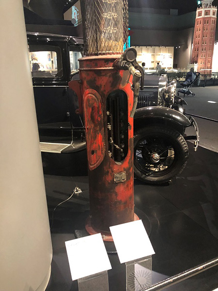 昔のガソリンスタンドと、フォードA型4ドアセダン/江戸東京博物館(東京都/墨田区)