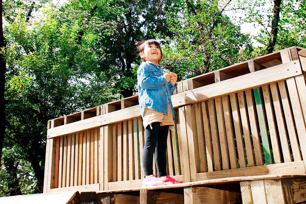 羽根木プレーパークで遊ぶ様子（東京都/世田谷区）