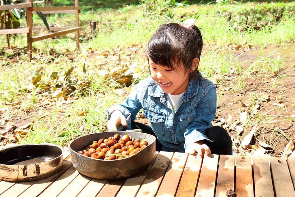 羽根木プレーパークでどんぐりで遊ぶ子ども（東京都/世田谷区）