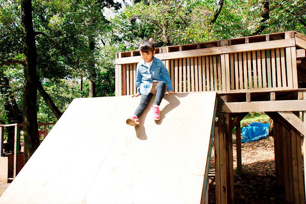 はしごも階段もない滑り台で試行錯誤してチャレンジ／羽根木プレーパーク（東京都/世田谷区）