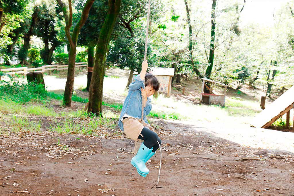 ロープでターザンごっこをする子ども／羽根木プレーパーク（東京都/世田谷区）