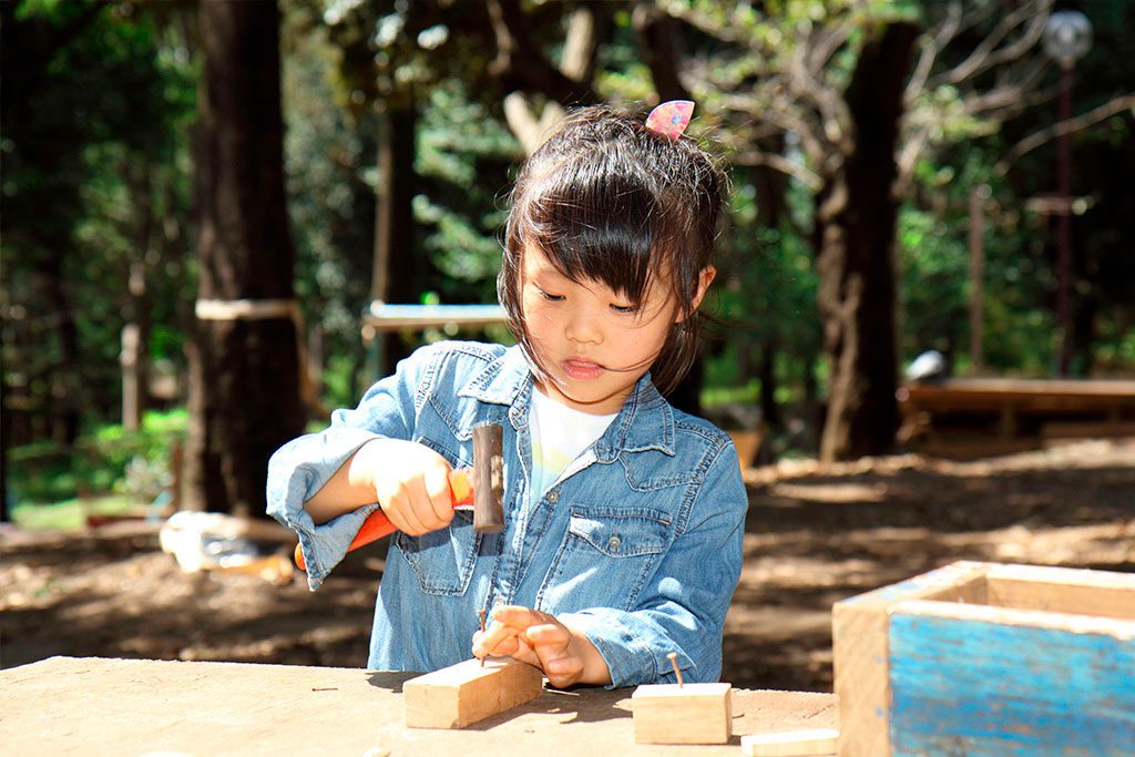 釘打ち・釘抜きができる木工コーナー／羽根木プレーパーク（東京都/世田谷区）