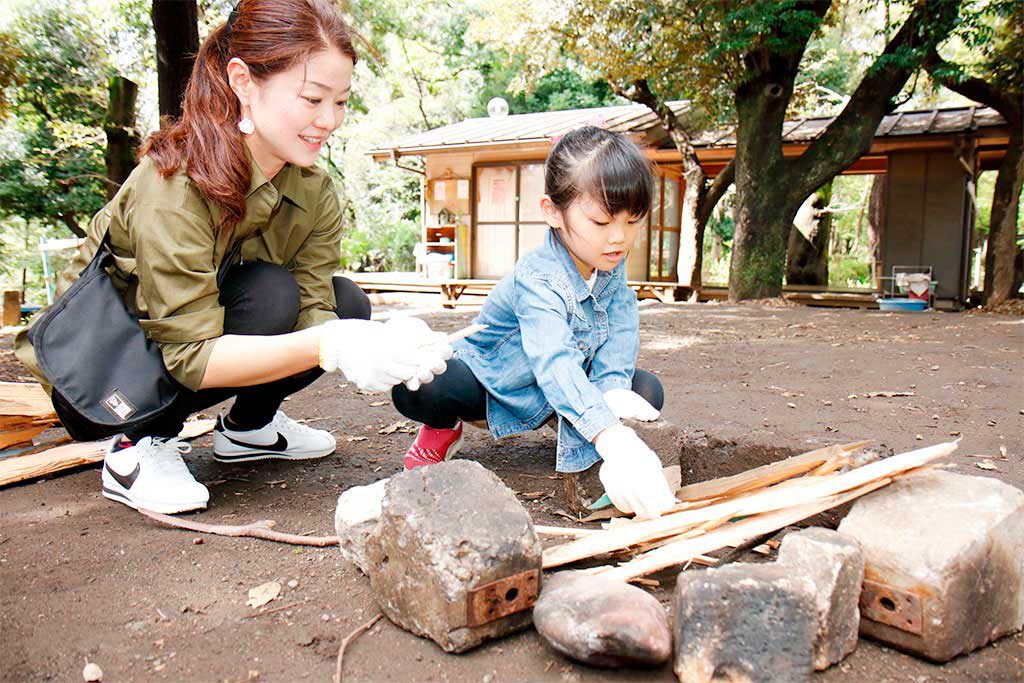 火おこしをする様子／羽根木プレーパーク（東京都/世田谷区）