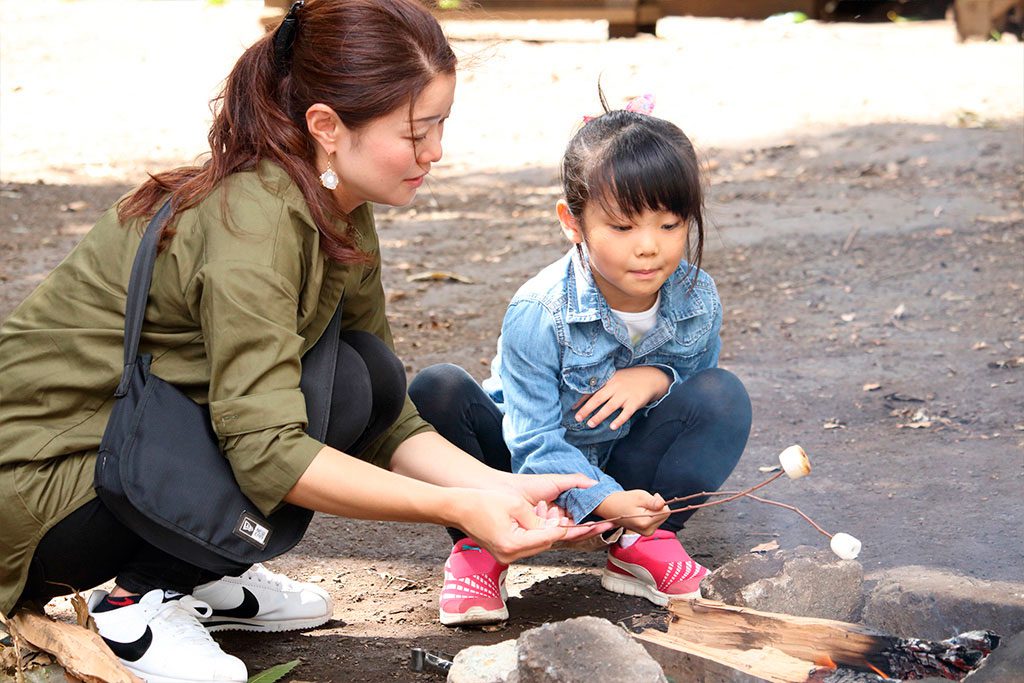 マシュマロを焼く親子／羽根木プレーパーク（東京都/世田谷区）