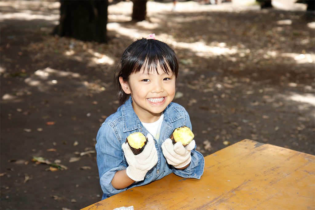 ほくほくの焼きいもが完成／羽根木プレーパーク（東京都/世田谷区）