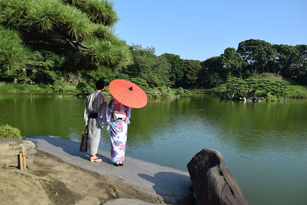 美しい庭園を眺めるカップル／清澄庭園（東京都/江東区）