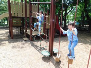 アスレチックで遊ぶ子どもたち／都立石神井公園（東京都/練馬区）
