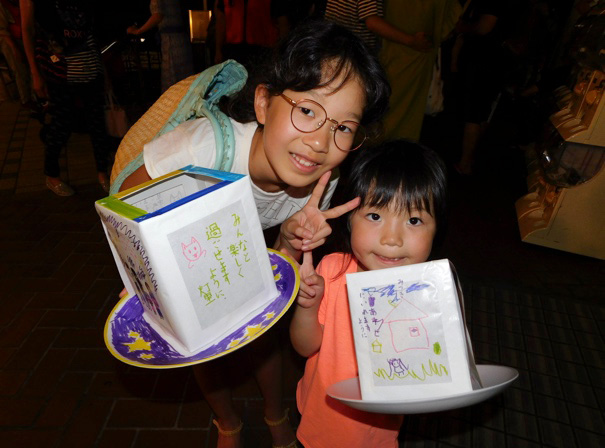 イベントの納涼灯ろう流しを楽しむ子どもたち／都立石神井公園（東京都/練馬区）
