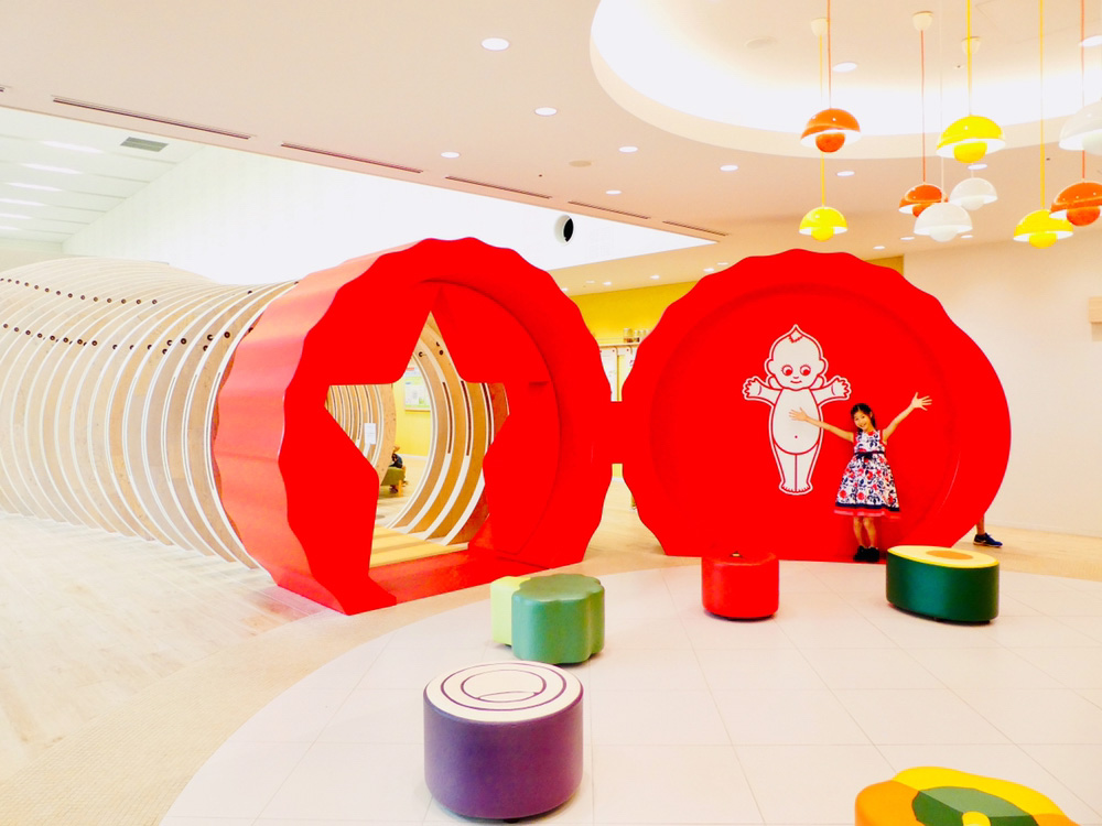 見学スペースでポーズをとる子ども/マヨテラス（東京都/調布市）