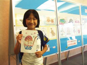 切手はり絵を体験した子ども/切手の博物館（東京都/豊島区）