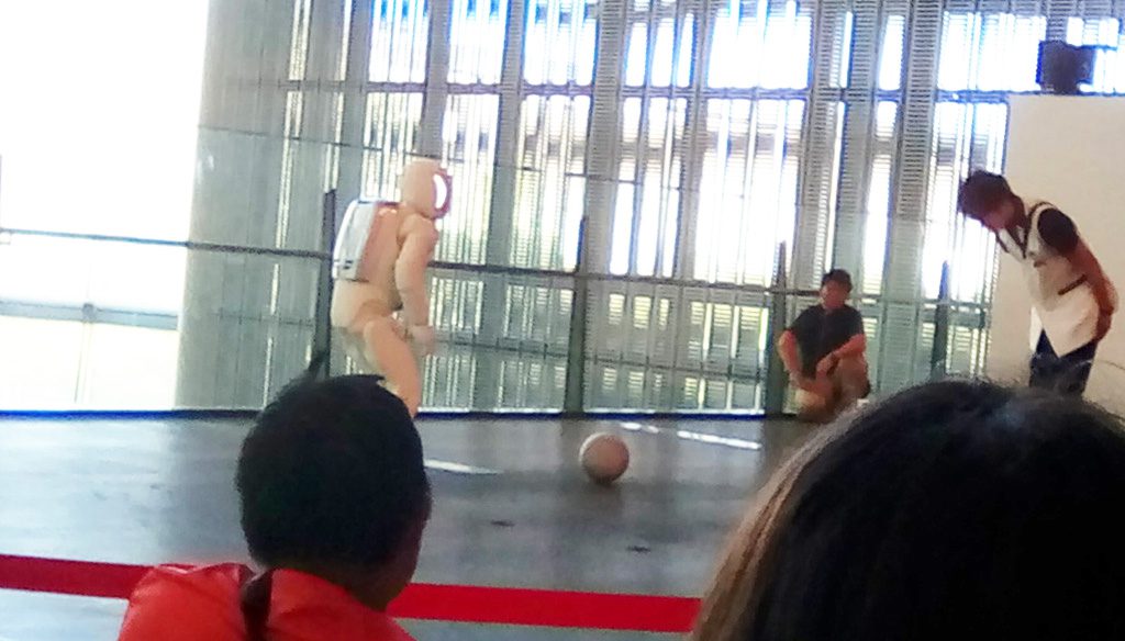 ボールを蹴ろうとするASIMO/日本科学未来館（東京都/江東区）