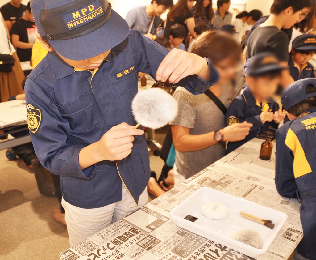 鑑識の体験をする子ども達/警察博物館（東京都/中央区）