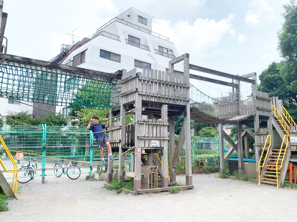 大型木製遊具で遊ぶ子ども/わんぱく天国（東京都/墨田区）