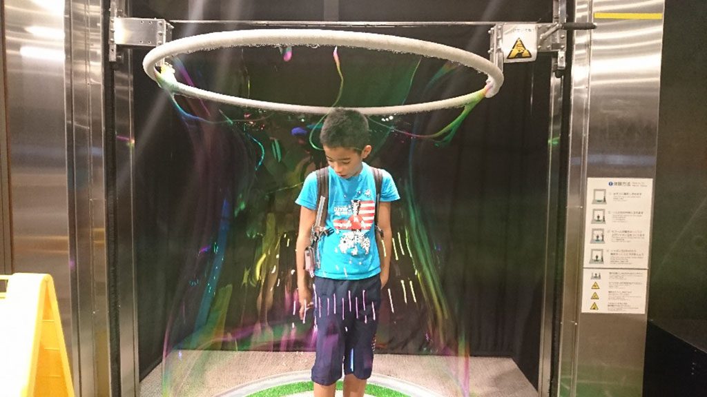 大きなシャボン玉の中に入る子ども/科学技術館（東京都/千代田区）