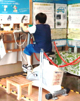 自転車で発電体験をする子ども/環境ふれあい館ひまわり（東京都/台東区）