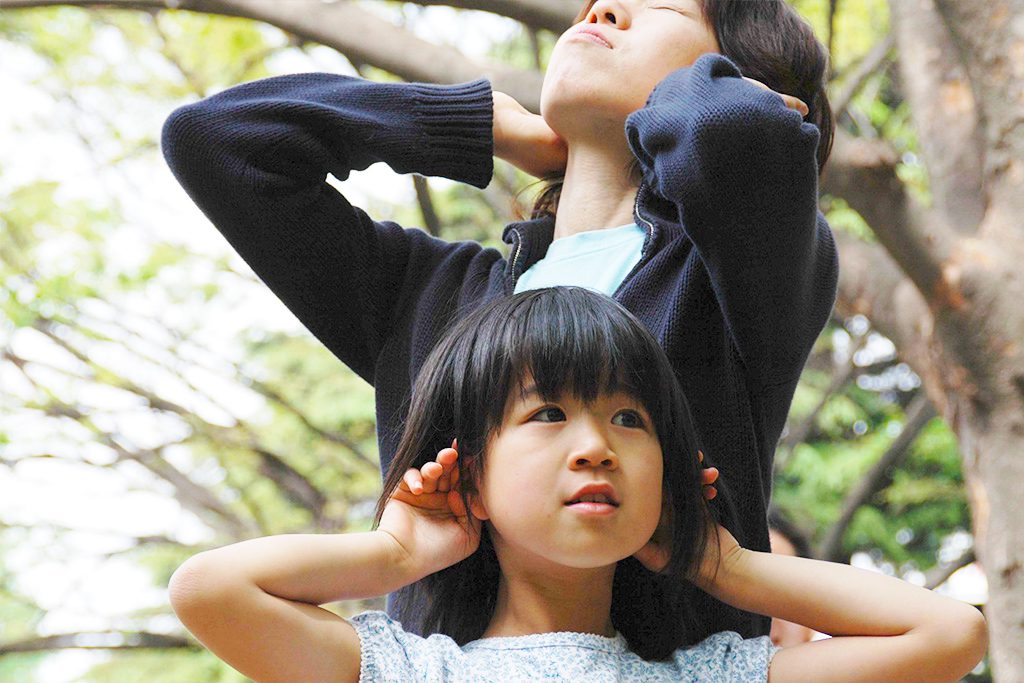 ネイチャーゲームで自然を体感している親子