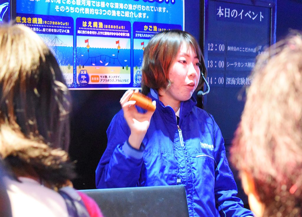 ヌタウナギについて話をする安東さん/沼津港深海水族館(静岡県)