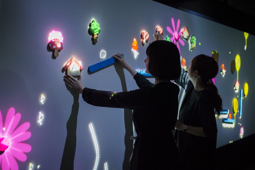 いろいろな音色を奏でる壁/チームラボボーダレス(東京都/お台場)