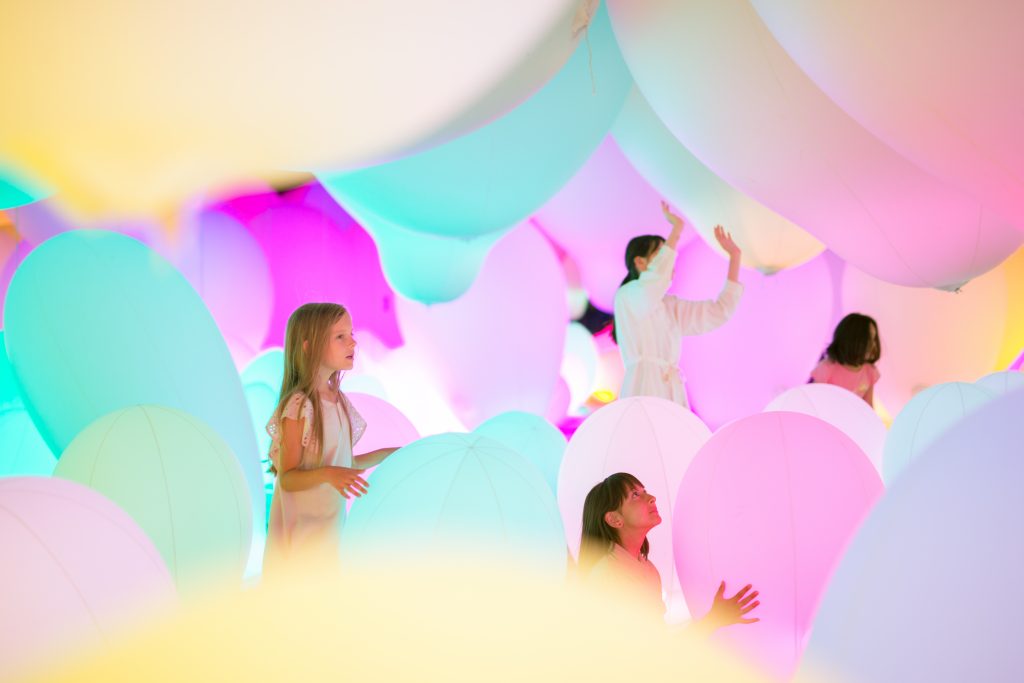 光の物体に埋め尽くされた空間/チームラボボーダレス(東京都/お台場)