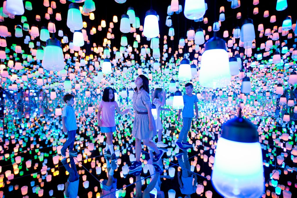 無数のランプが配置された作品/チームラボボーダレス(東京都/お台場)