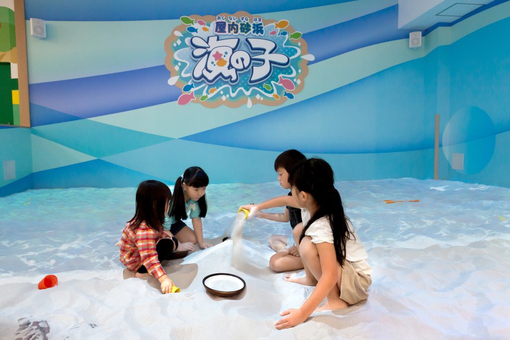 「屋内砂浜 海の子」で遊ぶ子どもたち／あそびパークPLUS　イオンレイクタウン店（埼玉県越谷市）