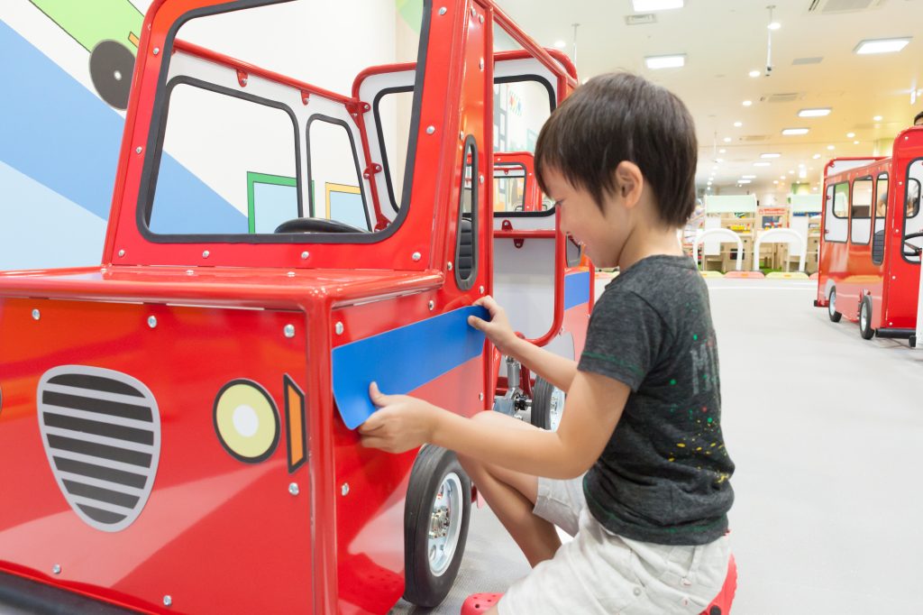 オリジナルカーに乗って運転/あそびパークPLUSイオンレイクタウン店(埼玉県/越谷市)