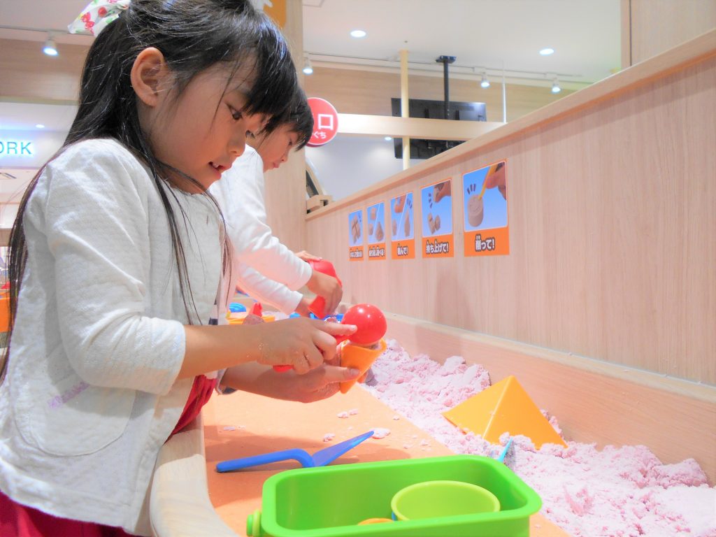 砂のアートを作る子どもたち/あそびパークPLUSイオンレイクタウン店(埼玉県/越谷市)